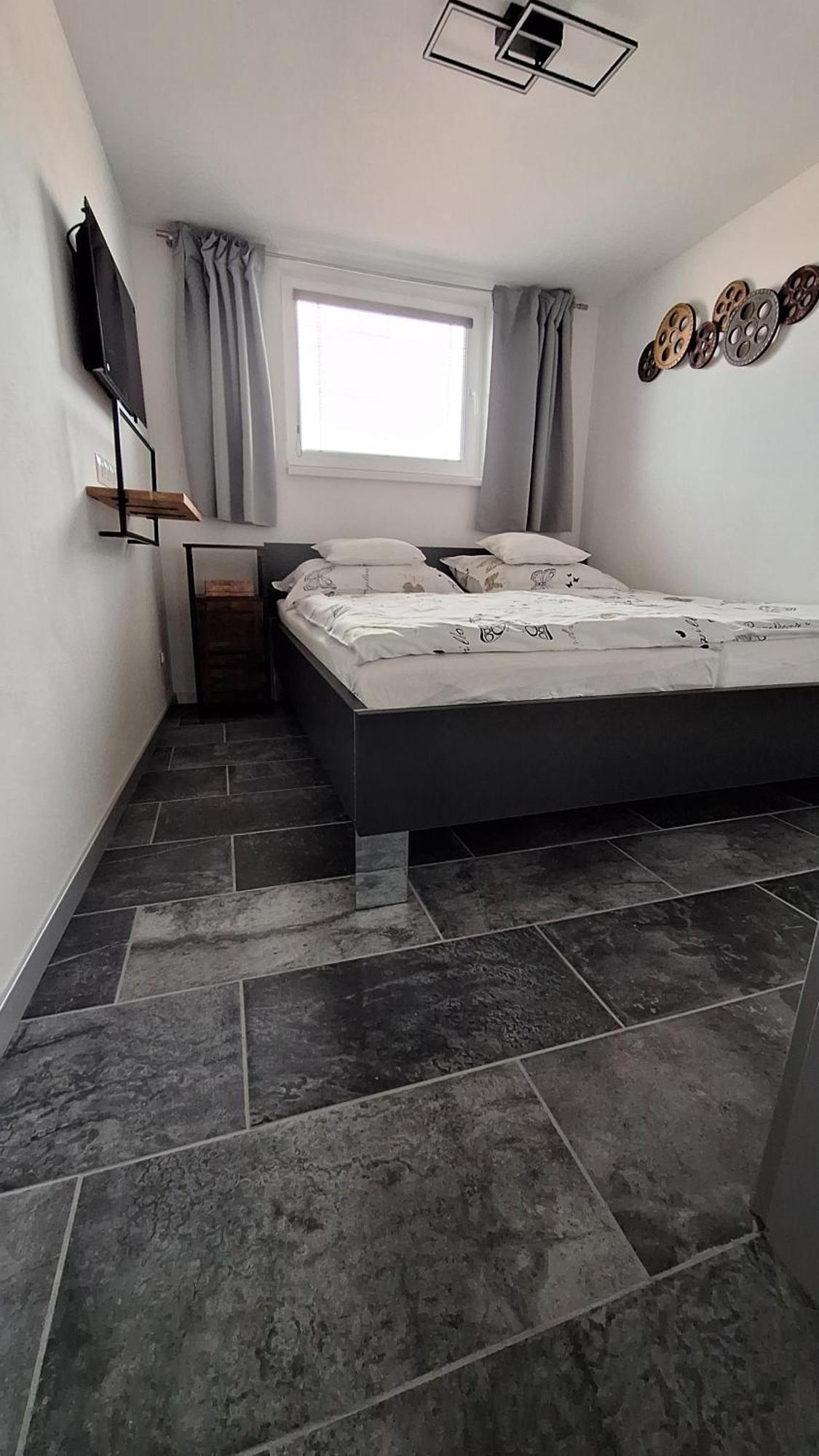 Bungalov Na Brehu Labe S Vlastnim Molem Pardubice Bagian luar foto