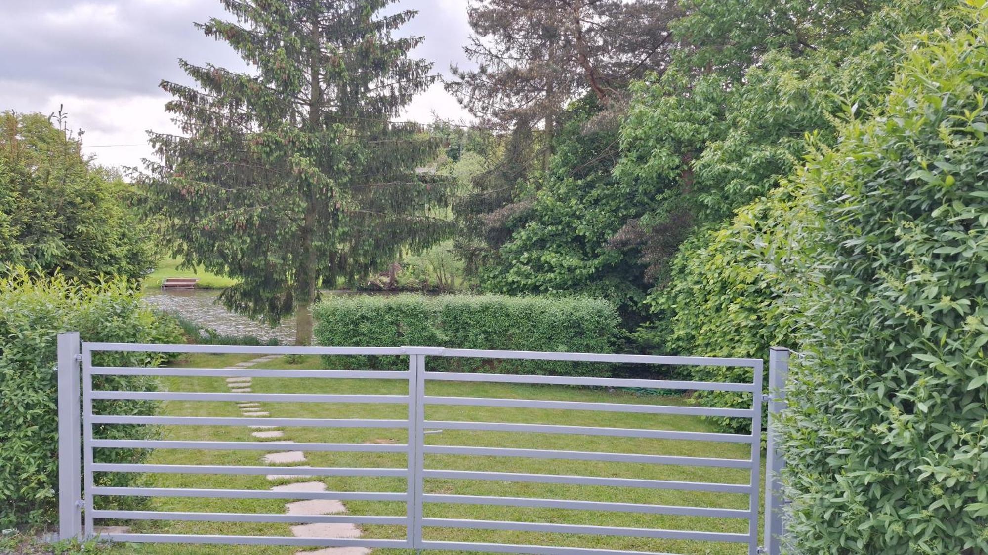 Bungalov Na Brehu Labe S Vlastnim Molem Pardubice Bagian luar foto